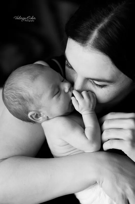 Babyfotografie Familienfotografie Pulheim Fotograf Die Mutter schmust mit ihrem neugeborenen Baby fotografiert von Valerija Ecker