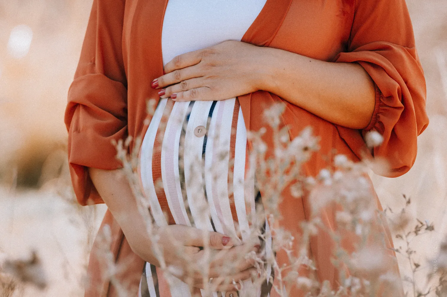 schwangere Frau mit Babybauch in der freien Natur fotografiert von Valerija Ecker