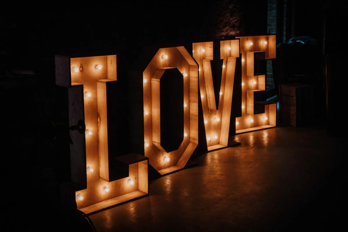 leuchtender Schriftzug LOVE in der Kornscheune Orr fotografiert von Valerija Ecker
